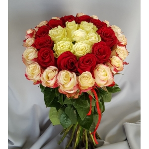 Купить охапку из 37 роз в Комсомольске-на-Амуре