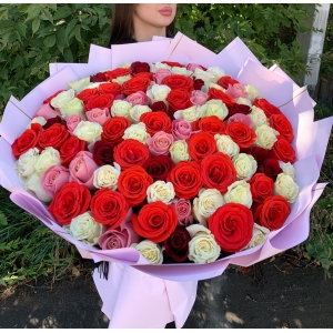 Купить микс-букет из 101 розы со скидкой и доставкой в Комсомольске-на-Амуре