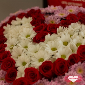 Купить букет «Чувствуй меня» в виде сердца из роз и хризантем в Комсомольске-на-Амуре