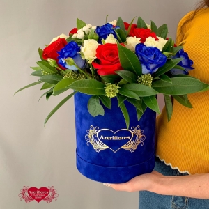 Купить синюю коробку с розами в Комсомольске-на-Амуре