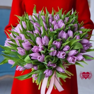 Купить букет из 101 фиолетового тюльпана в Комсомольске-на-Амуре