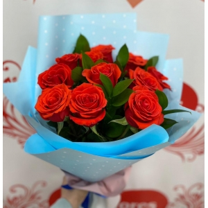 Купить букет из 11 красных роз с зеленью с доставкой в Комсомольске-на-Амуре
