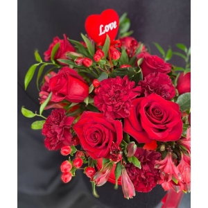Купить цветы в коробке «Румяная заря» с доставкой в Комсомольске-на-Амуре
