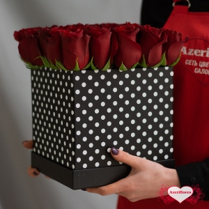 Коробка бордовых роз «Брют» с доставкой в Комсомольске-на-Амуре
