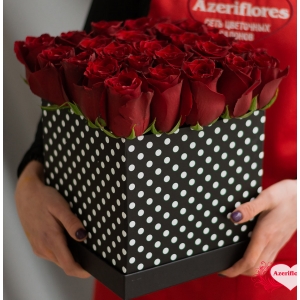 Коробка бордовых роз «Брют» с доставкой в Комсомольске-на-Амуре