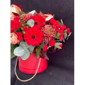 Купить коробку цветов «Багровый пик» с доставкой в Комсомольске-на-Амуре