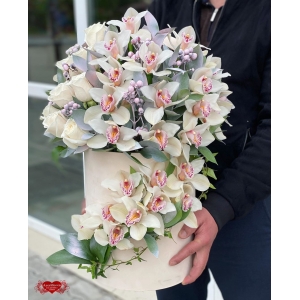 Купить коробку цветов «Белый бархат» с доставкой в Комсомольске-на-Амуре