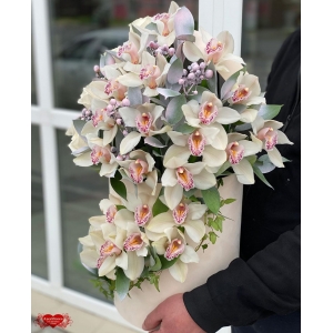 Купить коробку цветов «Белый бархат» с доставкой в Комсомольске-на-Амуре