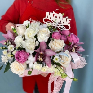 Купить коробку цветов «Маме» на день матери с доставкой в Комсомольске-на-Амуре
