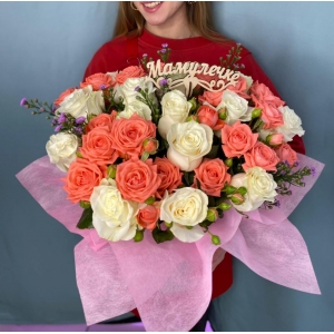 Купить коробку цветов «Мамулечке» на день матери с доставкой в Комсомольске-на-Амуре