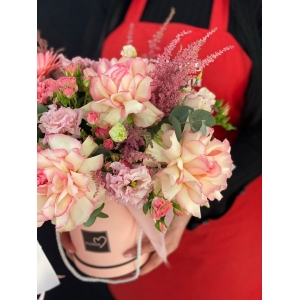 Купить коробку цветов «Мисс Пигги» с доставкой в Комсомольске-на-Амуре