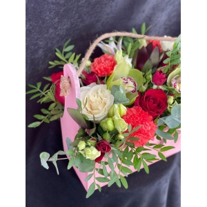Купить коробку цветов «Радость» с доставкой в Комсомольске-на-Амуре
