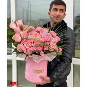 Купить коробку цветов «Розовый микс» с доставкой в Комсомольске-на-Амуре