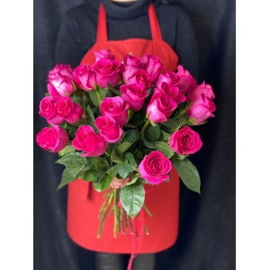 Купить охапку из 25 роз с доставкой в Комсомольске-на-Амуре