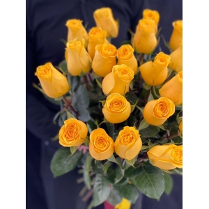 Купить охапку из 25 роз с доставкой в Комсомольске-на-Амуре
