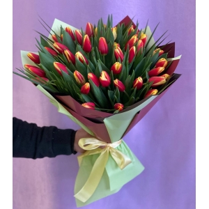 Купить охапку из 45 красных тюльпанов с доставкой в Комсомольске-на-Амуре