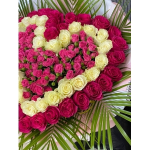Купить охапку роз в виде сердца с доставкой в Комсомольске-на-Амуре