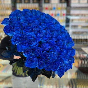 Купить охапку из синих роз с доставкой в Комсомольске-на-Амуре