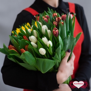 Купить охапку из 101 тюльпана по акции со скидкой и доставкой по Хабаровску