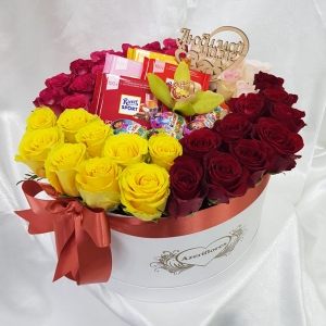 Купить розы в коробке со сладостями в Комсомольске-на-Амуре