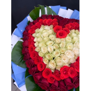 Купить букет-охапку роз в виде сердца с доставкой в Комсомольске-на-Амуре