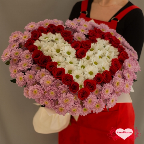 Купить букет «Чувствуй меня» в виде сердца из роз и хризантем в Комсомольске-на-Амуре