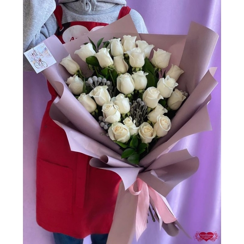 Купать букет из 25 белых роз с доставкой в Комсомольске-на-Амуре
