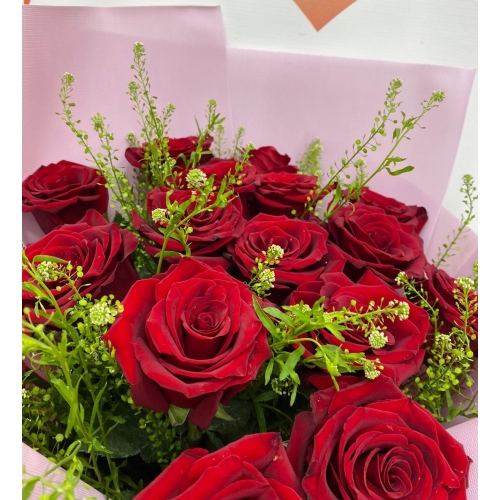 Купить букет из 17 красных роз с доставкой в Комсомольске-на-Амуре