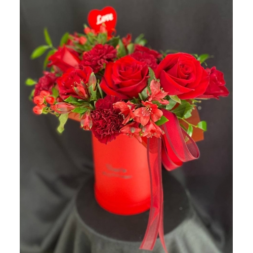 Купить цветы в коробке «Румяная заря» с доставкой в Комсомольске-на-Амуре