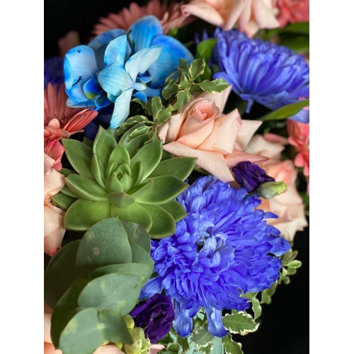 Купить коробку цветов «Серверное сияние» с доставкой в Комсомольске-на-Амуре