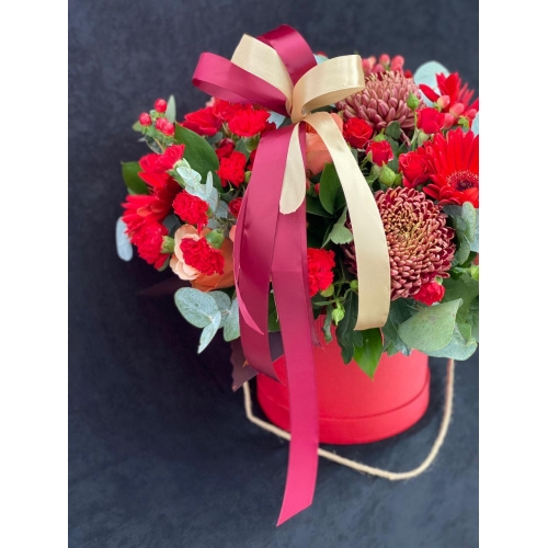 Купить коробку цветов «Багровый пик» с доставкой в Комсомольске-на-Амуре
