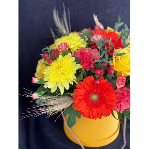 Купить коробку цветов «Букет Абхазии» с доставкой в Комсомольске-на-Амуре