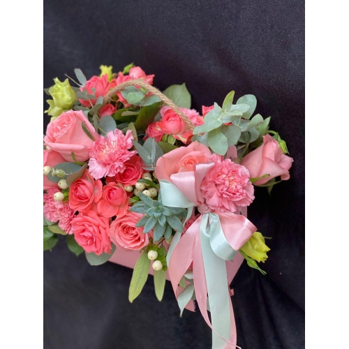 Купить коробку цветов «Романтический вечер» с доставкой в Комсомольске-на-Амуре
