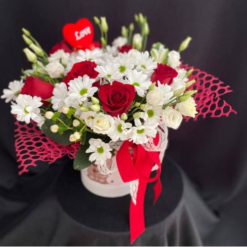 Купить коробку цветов «Пылкая любовь» с доставкой в Комсомольске-на-Амуре