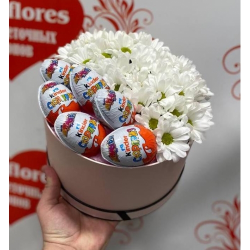 Купить коробку цветов «Ромашки со сладостями» с доставкой в Комсомольске-на-Амуре