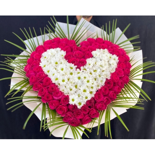 Купить охапку цветов «Сердце любви» с доставкой в Комсомольске-на-Амуре