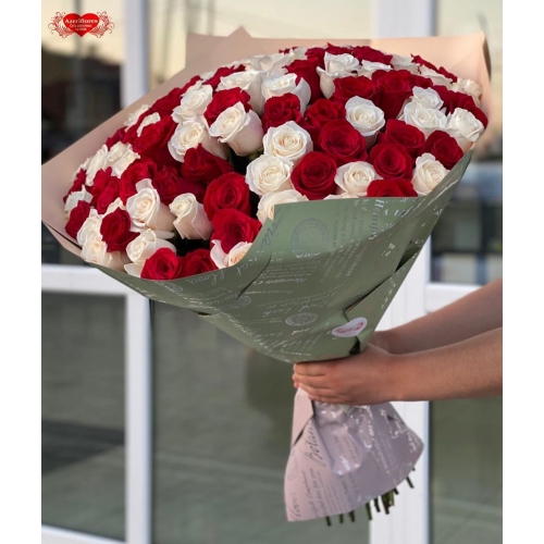 Купить охапку из 101 красных и белых роз с доставкой в Комсомольске-на-Амуре