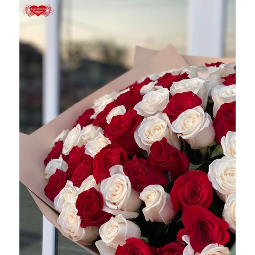 Купить охапку из 101 красных и белых роз с доставкой в Комсомольске-на-Амуре