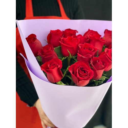 Купить охапку из 13 роз с доставкой в Комсомольске-на-Амуре