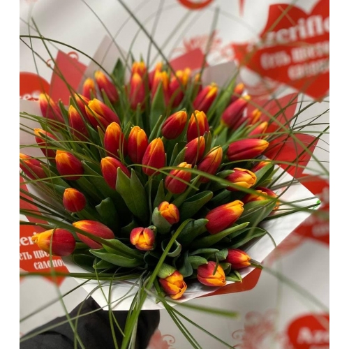 Купить охапку из 45 красных тюльпанов с доставкой в Комсомольске-на-Амуре