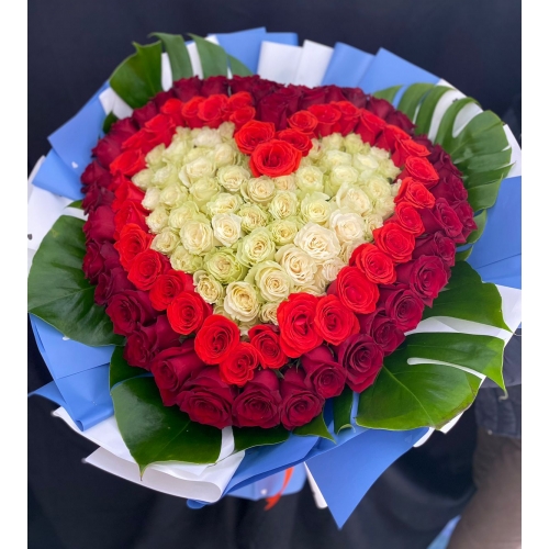 Купить букет-охапку роз в виде сердца с доставкой в Комсомольске-на-Амуре